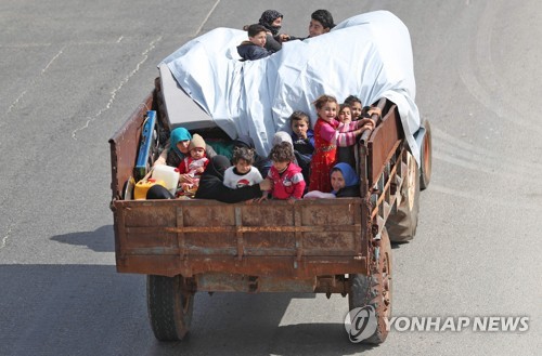 이달 6일 시리아 북서부 이들립의 한 도로를 이동하는 피란민 트럭     [AFP=연합뉴스]