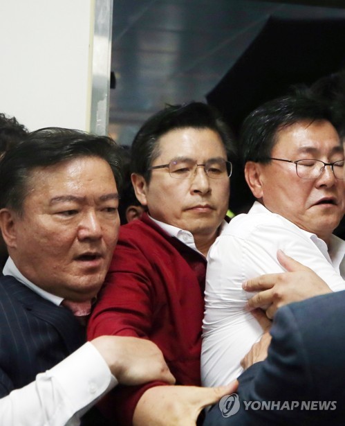 광주 송정역 귀빈실로 몸 피하는 한국당 황교안 대표(광주=연합뉴스) 천정인 기자 = 3일 오전 광주 송정역 광장에서 전국 순방 투쟁으로 광주를 찾은 자유한국당 황교안 대표가 항의하는 시민들을 피해 역사 내 귀빈실로 몸을 피하고 있다. 2019.5.3 iny@yna.co.kr