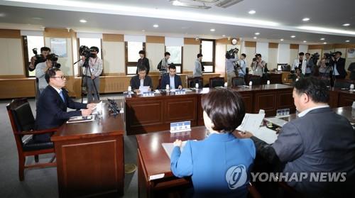 '장자연 사건' 심의 결과 발표 앞두고     (과천=연합뉴스) 박동주 기자 = 20일 오후 정부과천청사 법무부 대회의실에서 법무부 검찰과거사위원회(과거사위) 회의가 열리고 있다. 과거사위는 이날 고(故) 장자연씨 사망 의혹 사건의 재수사 권고 여부를 결정한다. 2019.5.20
    pdj6635@yna.co.kr
(끝)