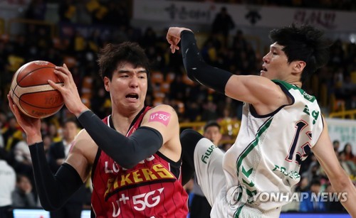 김종규 "잡았다"(창원=연합뉴스) 김동민 기자 = 18일 경남 창원시 의창구 창원체육관에서 열린 2018-2019 SKT 5GX 프로농구 창원 LG 세이커스와 원주 DB 프로미 경기. LG 김종규가 리바운드하고 있다. 2018.12.18 image@yna.co.kr