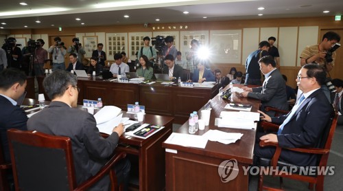 '장자연 사건' 관련 최종심의 결과에 관심집중(과천=연합뉴스) 박동주 기자 = 20일 오후 정부과천청사 법무부 대회의실에서 문준영 법무부 검찰과거사위원회(과거사위) 위원이 '장자연 사건' 관련 최종 심의 결과를 발표하고 있다. 2019.5.20 pdj6635@yna.co.kr