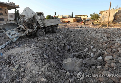 20일 시리아 친정부군 공습이 끝난 후 폐허가 된 이들립州 카프란벨의 모습    [AFP=연합뉴스]