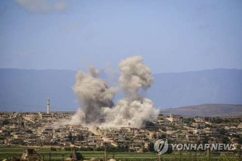 이달 3일 시리아 이들립州 남부에서 솟는 포연    [AP=연합뉴스]