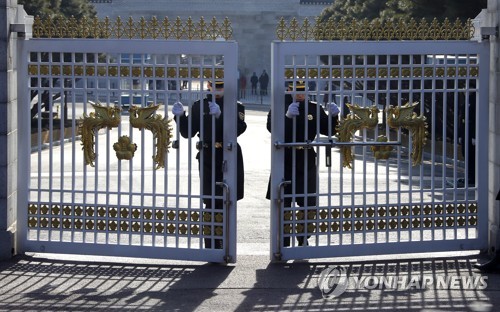 청와대, 2018년 한 해 마무리(서울=연합뉴스) 배재만 기자 = 2018년 마지막 날인 31일 청와대 정문이 닫히고 있다. 2018.12.31 scoop@yna.co.kr