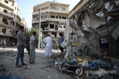 21일 공습으로 파괴된 시리아 북서부 마아라트 알누만의 거리     [AFP=연합뉴스]