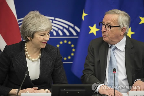 메이 영국 총리와 융커 EU 집행위원장 [AP=연합뉴스]