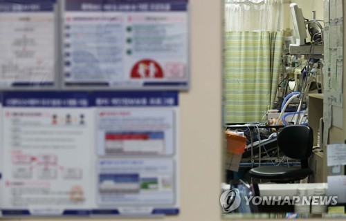 생사의 갈림길..(서울=연합뉴스) 이정훈 기자 = 지난달 29일 저녁 서울 동작구 서울특별시보라매병원 응급의료센터에서 한 중증환자가 치료를 받고 있다. 2019.5.8 uwg806@yna.co.kr