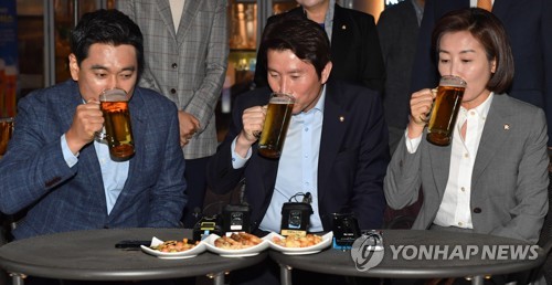 건배하는 여야3당 원내대표(서울=연합뉴스) 이인영 더불어민주당 원내대표(가운데), 나경원 자유한국당 원내대표(오른쪽), 오신환 바른미래당 원내대표가 20일 오후 서울 여의도 한 카페에서 열린 국회 정상화 방안 논의를 위한  '호프 타임' 회동에서 건배하고 있다. 2019.5.20 [국회사진기자단] photo@yna.co.kr