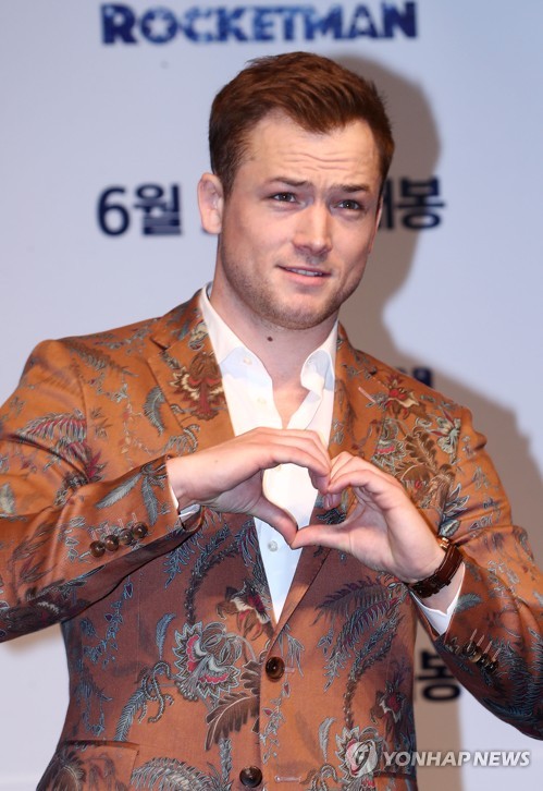 태런 에저튼 '한국팬 향한 하트'(서울=연합뉴스) 이재희 기자 = 가수 엘튼 존 일대기를 그린 영화 '로켓맨' 주연을 맡은 태런 에저튼이 23일 오전 서울 롯데시네마 월드타워점에서 열린 기자간담회에서 포즈를 취하고 있다. 2019.5.23 scape@yna.co.kr