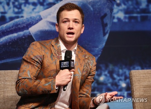 킹스맨 이어 로켓맨으로 방한한 태런 에저튼(서울=연합뉴스) 이재희 기자 = 가수 엘튼 존 일대기를 그린 영화 '로켓맨' 주연을 맡은 태런 에저튼이 23일 오전 서울 롯데시네마 월드타워점에서 열린 기자간담회에서 질문에 답하고 있다. 2019.5.23 scape@yna.co.kr