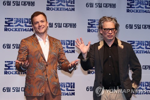 태런 에저튼과 덱스터 플레처(서울=연합뉴스) 이재희 기자 = 가수 엘튼 존의 일대기를 그린 영화 '로켓맨' 주연을 맡은 태런 에저튼(왼쪽)과 덱스터 플레처 감독이 23일 오전 서울 롯데시네마 월드타워점에서 열린 기자간담회에서 포즈를 취하고 있다. 2019.5.23 scape@yna.co.kr