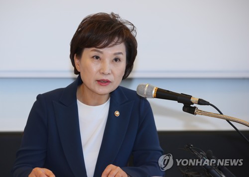 김현미, 출입기자들 만나 현안 설명(세종=연합뉴스) 진성철 기자 = 김현미 국토교통부 장관이 23일 세종시 장군면 한 음식점에서 열린 출입기자단 오찬간담회에서 3기신도시, GTX 등 현안에 대해 설명하고 있다.  2019.5.23