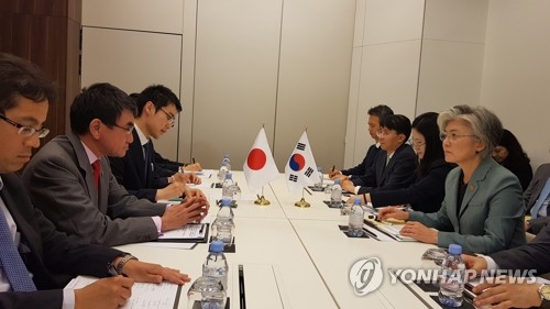 프랑스 파리서 한일 외교장관 회담(파리=연합뉴스) 김용래 특파원 = 강경화 외교부 장관(오른쪽)과 고노 다로 일본 외무상이 23일 오후(현지시간) 프랑스 파리 풀만호텔에서 한일 외교장관 회담을 하고 있다. 2019.5.23 [공동취재단] yonglae@yna.co.kr
