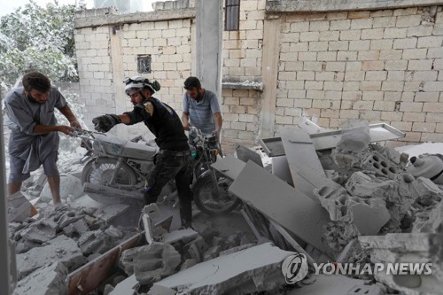 23일 이들립 남부의 폭격 현장을 수색하는 '하얀헬멧' 구조대원과 주민들    [AFP=연합뉴스]