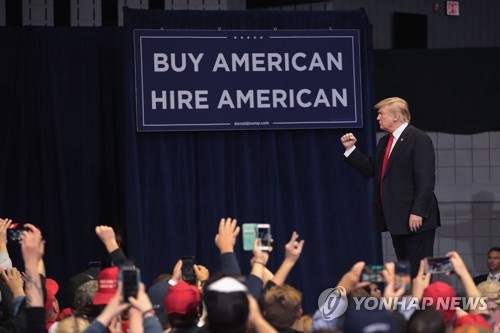 도널드 트럼프 미국 대통령의 '아메리카 퍼스트' 미국 우선주의는 아직 진행형이며 재집권을 노리는 대선을 앞두고 더욱 격화할 것으로 관측되고 있다.[AFP=연합뉴스 자료사진]