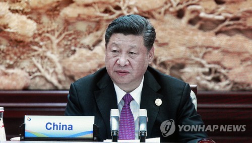 시진핑 중국 국가 주석(베이징=연합뉴스) 일대일로 국제협력 정상회의 마지막 날인 27일 오전 시진핑 중국 국가주석이 원탁 정상회의에서 모두 발언을 하고 있다. 이날 회의에는 37개국과 국제기구 지도자 40명이 참석했다. 사진은 일대일로 포럼 프레스센터에 송출되는 원탁회의 생중계 화면. 2019.4.27 chinakim@yna.co.kr