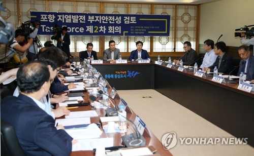 포항지열발전 안전성 검토 회의(포항=연합뉴스) 손대성 기자 = 24일 경북 포항시청에서 산업통상자원부가 주관한 '포항 지열발전 부지안전성 검토 태스크포스'가 2차 회의를 하기 앞서 포항시와 시의회, 시민단체 관계자와 얘기를 나누고 있다. 2019.5.24 sds123@yna.co.kr