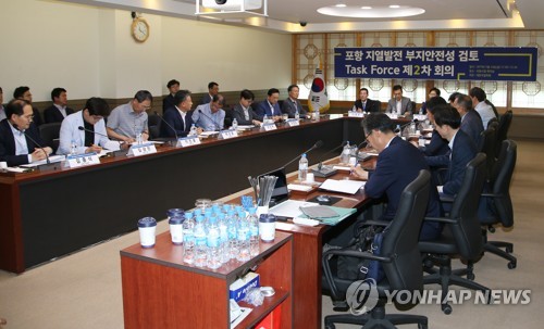 포항지열발전 안전성 검토 회의(포항=연합뉴스) 손대성 기자 = 24일 경북 포항시청에서 산업통상자원부가 주관한 '포항 지열발전 부지안전성 검토 태스크포스'가 2차 회의를 하기 앞서 포항시와 시의회, 시민단체 관계자와 얘기를 나누고 있다. 2019.5.24 sds123@yna.co.kr