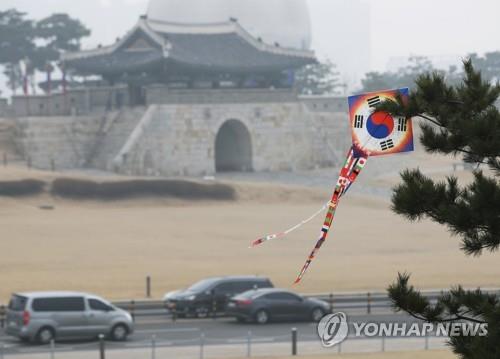 미세먼지에 갇힌 세계문화유산 화성[연합뉴스 자료사진]
