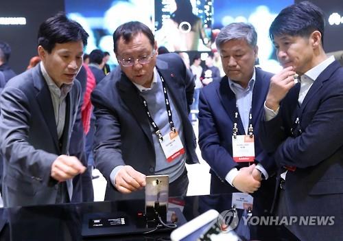 화웨이 휴대전화 살펴보는 조성진 부회장 (라스베이거스=연합뉴스) 안정원 기자 = 6일 미국 라스베이거스에서 열린 세계최대 가전 전시회인 'CES 2017'에서 조성진 LG전자 부회장(왼쪽 둘째)이 중국 화웨이 전시관을 찾아 휴대전화 '메이트9'를 살펴보고 있다. 2017.1.8