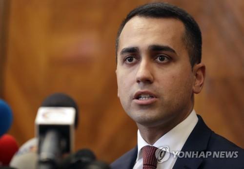 '오성운동'이 유럽의회 선거에서 저조한 성적을 거둔 뒤 루이지 디 마이오 오성운동 대표 겸 이탈리아 부총리가 27일 기자회견을 하고 있다. [AP=연합뉴스]