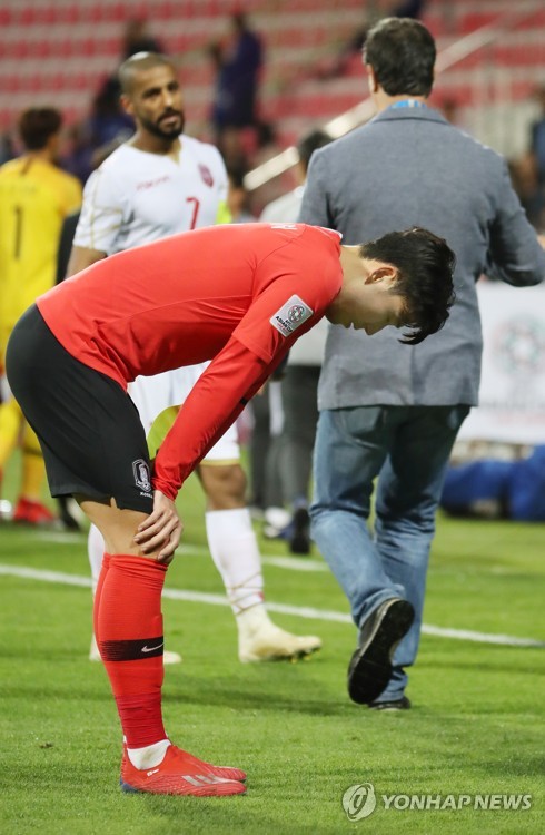 지친 손흥민(두바이=연합뉴스) 안정원 기자 = 22일 오후(현지시간) 아랍에미리트 두바이 라시드 스타디움에서 열린 2019 아시아축구연맹(AFC) 아시안컵 한국과 바레인의 16강 연장전이 끝난 뒤 손흥민이 힘들어 하고 있다. 2019.1.23 jeong@yna.co.kr