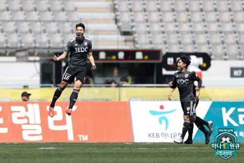 골 세리머니를 펼치는 부산의 이정협(서울=연합뉴스) 지난 13일 아산 이순신종합운동장에서 열린 '하나원큐 K리그2 2019' 6라운드 부산 아이파크와 아산 무궁화의 경기에서 부산 이정협이 골을 넣은 후 골 세리머니를 하고 있다. 2019.4.14 [한국프로축구연맹 제공] photo@yna.co.kr