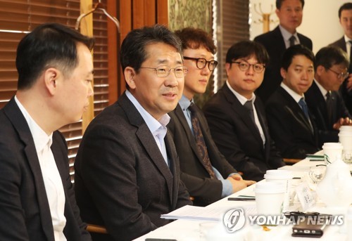 게임산업 관계자들 만난 박양우 장관(성남=연합뉴스) 홍기원 기자 = 박양우 문화체육관광부 장관이 9일 오전 경기도 성남시 분당구의 한 음식점에서 열린 게임산업 관계자들과 간담회에서 발언하고 있다. 2019.5.9 xanadu@yna.co.kr