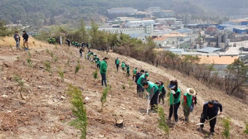 식목일 나무심기[김해시 제공]