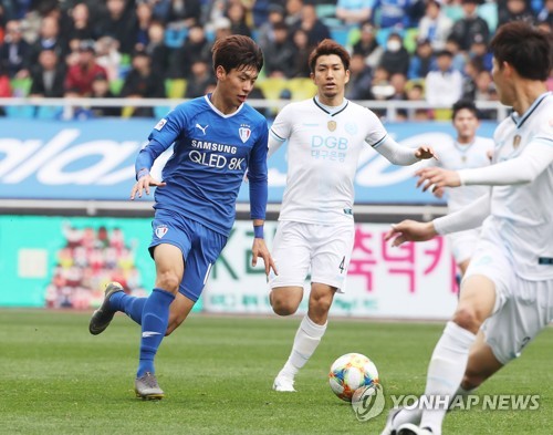 전세진 '날쌘 드리블'(수원=연합뉴스) 홍기원 기자 = 14일 오후 경기도 수원시 팔달구 수원월드컵경기장에서 열린 '하나원큐 K리그 1' 수원 삼성 블루윙즈와 대구FC의 경기. 수원 전세진이 드리블을 하고 있다. 2019.4.14 xanadu@yna.co.kr