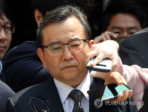 김학의 '전화기 좀…'(서울=연합뉴스) 임헌정 기자 = 1억6천만원대 뇌물수수·성접대 혐의를 받는 김학의 전 법무부 차관이 16일 오후 서울 서초구 서울중앙지법에서 열린 구속 전 피의자 심문(영장실질심사)을 마치고 법원을 나서고 있다. 2019.5.16 kane@yna.co.kr