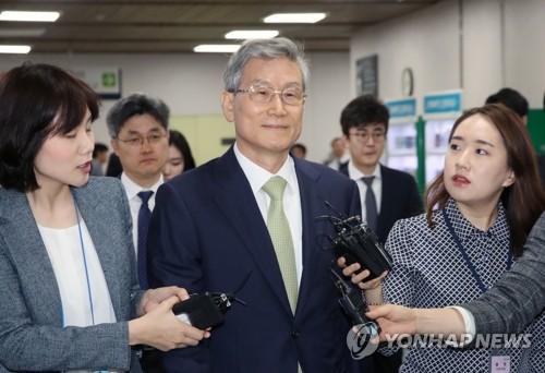 법정 향하는 고영한 전 대법관(서울=연합뉴스) 서명곤 기자 = 사법행정권 남용 혐의로 기소된 고영한 전 대법관이 29일 오전 첫 공판이 열리는 서울중앙지법 법정으로 들어가며 취재진에게 질문을 받고 있다. 2019.5.29 seephoto@yna.co.kr