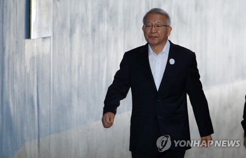 법정 향하는 양승태(서울=연합뉴스) 김주성 기자 = '사법농단 의혹의 정점'인 양승태 전 대법원장이 29일 오전 1회 공판이 열리는 서울중앙지법 법정으로 향하고 있다. 2019.5.29 utzza@yna.co.kr