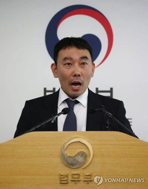 검찰 과거사위, '김학의 사건' 조사 결과 발표(과천=연합뉴스) 서명곤 기자 = 김용민 법무부 검찰과거사위원회 위원이 29일 오후 과천 정부과천청사 법무부에서  김학의 전 법무부 차관의 성범죄 의혹과 과거 검·경 수사에 대한 조사 결과를 발표하고 있다. 2019.5.29 seephoto@yna.co.kr