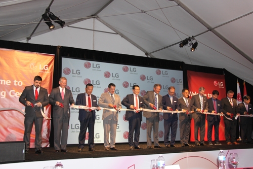 LG전자, 美테네시주 세탁기공장 준공식(클락스빌[미국 테네시주]=연합뉴스) 이귀원 특파원 = LG전자는 29일(현지시간) 미 테네시주 클락스빌에 건설한 세탁기공장 준공식을 개최했다. 2019.5.30