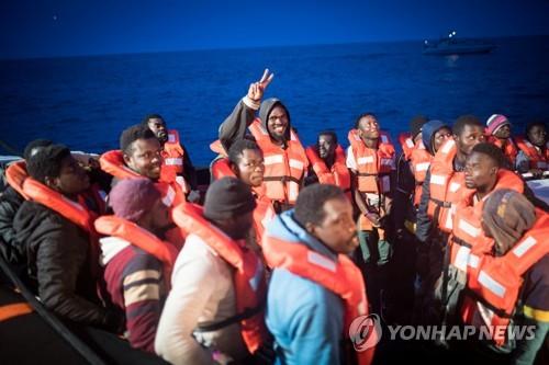 지난 19일 지중해에서 구조돼 이탈리아 람페두사로 향하고 있는 난민들 [로이터=연합뉴스]
