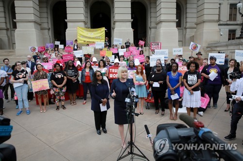 지난 7일 애틀랜타 조지아주 정부 청사 앞에서 낙태 금지법 반대 시위를 펼치는 시민들    [로이터=연합뉴스 자료사진]