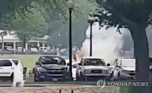 소화기로 불길을 진압하는 모습[로이터=연합뉴스]