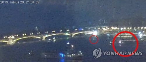 부다페스트 유람선 침몰 사고 당시 영상 공개(서울=연합뉴스) 헝가리 부다페스트 다뉴브강에서 한국인 관광객 33명이 탑승한 유람선이 침몰하는 사고 당시 영상이 공개됐다. 이 영상은 부다페스트에 위치한 헝가리 의회에 설치된 웹 카메라에 찍힌 것이다. 사고 영상을 보면 사고 유람선과 추돌 사고를 일으킨 대형 유람선이 선박들로 복잡한 강을 운항하는 모습을 확인할 수 있다. 이 사고 현재 7명이 숨지고 19명이 실종된 상태다. [IDOKEP 캡처] photo@yna.co.kr