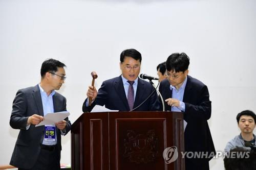 현대중 법인분할 주주총회 통과 (울산=연합뉴스) 31일 울산대학교 체육관에서 현대중공업 법인분할 주주총회가 열리고 있다. 2019.5.31 [현대중공업 제공.재판매 및 DB 금지]