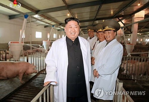 北 김정은, 돼지공장 시찰…"돼지바다 펼쳐졌다"(서울=연합뉴스) 김정은 북한 노동당 위원장이 북한군 공군부대의 돼지공장을 시찰했다고 조선중앙TV가 23일 보도했다. 2017.4.23 
    [국내에서만 사용가능. 재배포 금지. For Use Only in the Republic of Korea. No Redistribution] 
 nkphoto@yna.co.kr