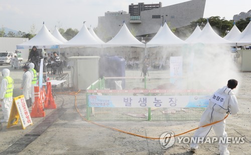 아프리카돼지열병 대응 빈틈없이(세종=연합뉴스) 진성철 기자 = 30일 세종시 세종호수공원 제2주차장에서 열린 '아프리카돼지열병(ASF) 가상방역훈련'에서 농장주가 발생농장 주변을 소독하고 있다.  2019.4.30 zjin@yna.co.kr