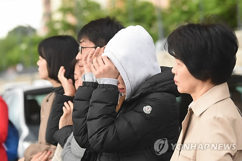 유람선 사고 다뉴브 강가에서 슬퍼하는 한인들(부다페스트 AFP=연합뉴스) 한국 단체관광객 탑승 유람선 '허블레아니'(헝가리어로 '인어')가 다른 대형 유람선과 충돌해 침몰한 헝가리 부다페스트의 다뉴브강 둑에서 30일(현지시간) 현지 한인들이 사고 현장을 바라보며 슬픔에 잠겨 있다. bulls@yna.co.kr