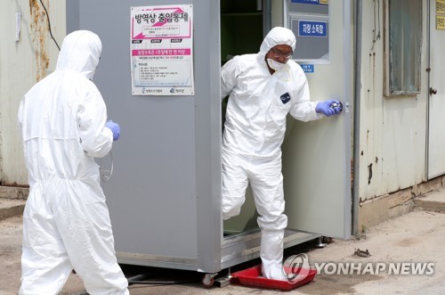 ASF 막아라…소독은 철저하게(양구=연합뉴스) 양지웅 기자 = 31일 오후 강원 접경지역인 양구군의 한 양돈 농가에서 가축방역 관계자가 아프리카돼지열병(ASF) 차단을 위해 소독을 하고 있다. 2019.5.31 yangdoo@yna.co.kr