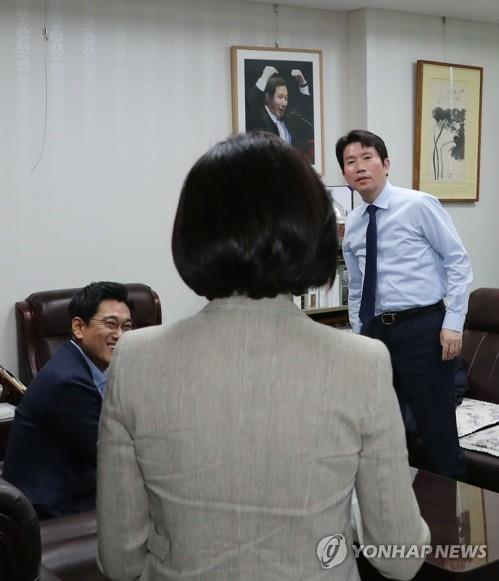 여야3당 원내대표 회동    (서울=연합뉴스) 김주형 기자 = 2일 국회의원회관 이인영 원내대표실에서 여야 3당 원내대표가 회동을 가진 가운데 이인영 더불어민주당 원내대표(오른쪽)와 오신환 바른미래당 원내대표(왼쪽)가 나경원 자유한국당 원내대표를 맞이하고 있다. 2019.6.2
    kjhpress@yna.co.kr