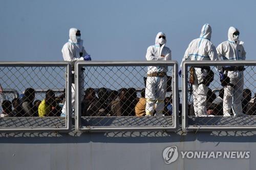 이탈리아 해안경비대에 구조된 아프리카 난민들[epa=연합뉴스]