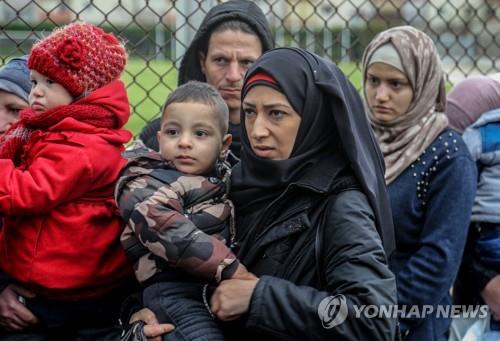 레바논에서 시리아로 돌아가는 난민들[EPA/NABIL MOUNZER=연합뉴스]