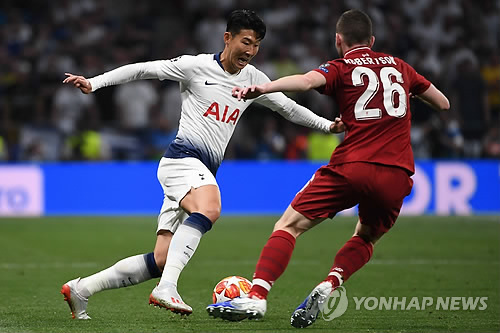 볼 다투는 손흥민…토트넘, 리버풀에 0-2 패배(마드리드 AFP=연합뉴스) 토트넘의 손흥민(왼쪽)이 1일(현지시간) 스페인 마드리드의 완다 메트로폴리타노에서 열린 리버풀과의 2018-2019 유럽축구연맹(UEFA) 챔피언스리그(UCL) 결승전에서 상대 선수와 볼을 다투고 있다.  leekm@yna.co.kr