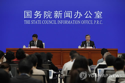 中, 무역협상 백서 발표…"美, 진지하게 임하지 않아"(베이징 EPA=연합뉴스) 왕서우원(오른쪽) 중국 상무부 부부장 겸 국제무역협상 부대표가 2일(현지시간) 베이징에서 '중미 무역협상에 관한 중국의 입장'이라는 제목의 백서를 발표하는 기자회견을 하고 있다. 백서는 미중 무역협상이 깨진 것은 미국이 이랬다저랬다 하며 협상에 진지하게 임하지 않았기 때문이라고 비판했다. leekm@yna.co.kr