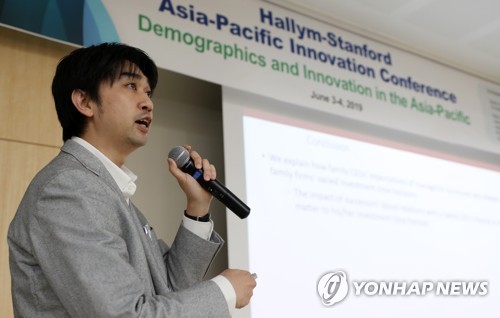 한림대-미국 스탠퍼드대, '아시아-태평양 혁신콘퍼런스'(춘천=연합뉴스) 양지웅 기자 = 3일 오전 강원 춘천시 한림대학교 캠퍼스라이프센터에서 열린 '아시아-태평양 혁신 콘퍼런스'에서 야마노이 준이치 일본 와세다대 교수가 '일본 가족기업의 승계문제와 투자전략'을 주제로 강연하고 있다. 한림대학교가 미국 스탠퍼드대학교 아시아태평양연구소와 공동 주관한 이번 콘퍼런스는 4일까지 진행된다. 2019.6.3 yangdoo@yna.co.kr